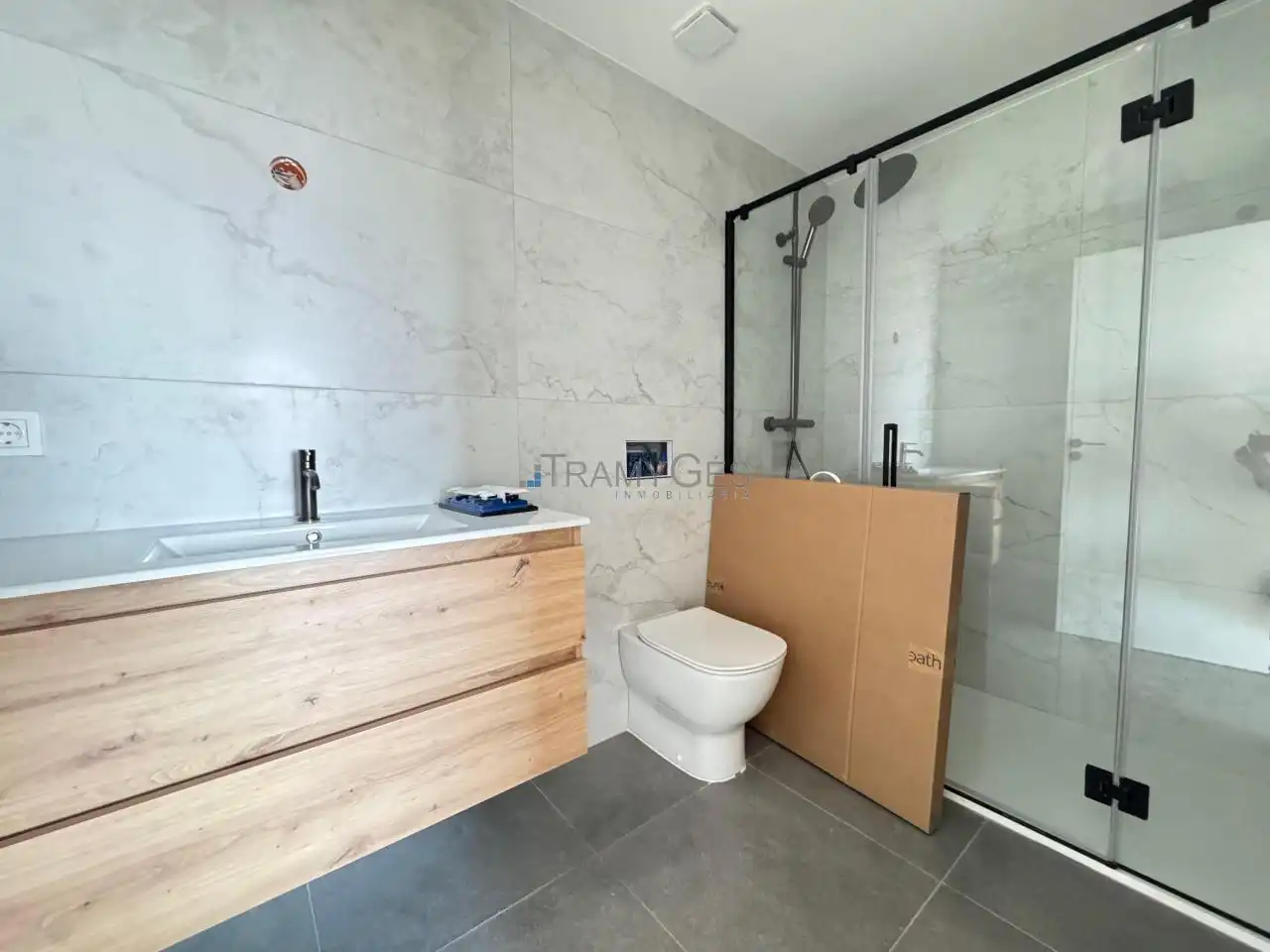 Bathroom of Flat for sale in Vigo   with Heating, Terrace and Storage room
