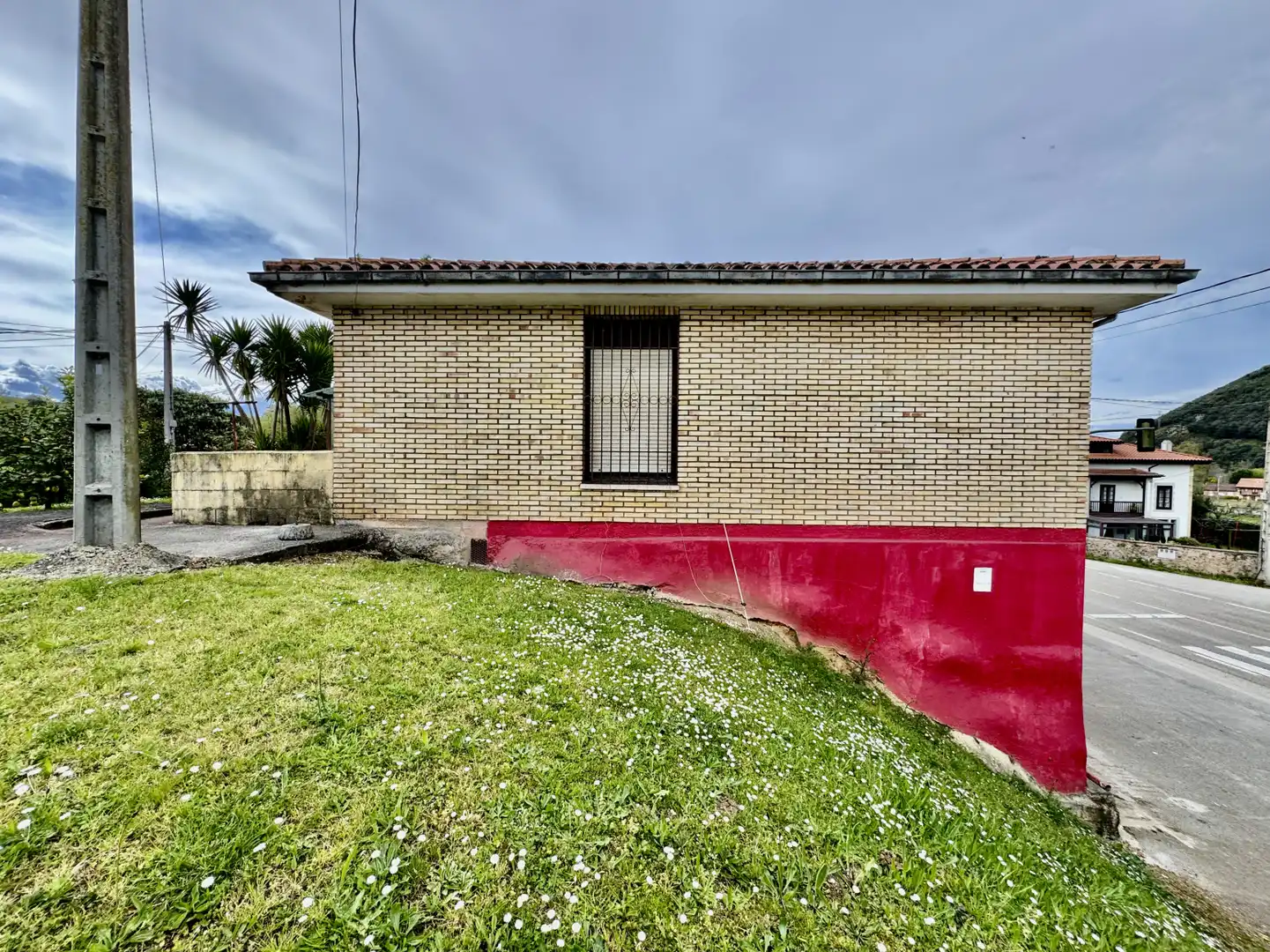Vista exterior de Casa o xalet en venda en Medio Cudeyo amb Jardí privat i Parquet