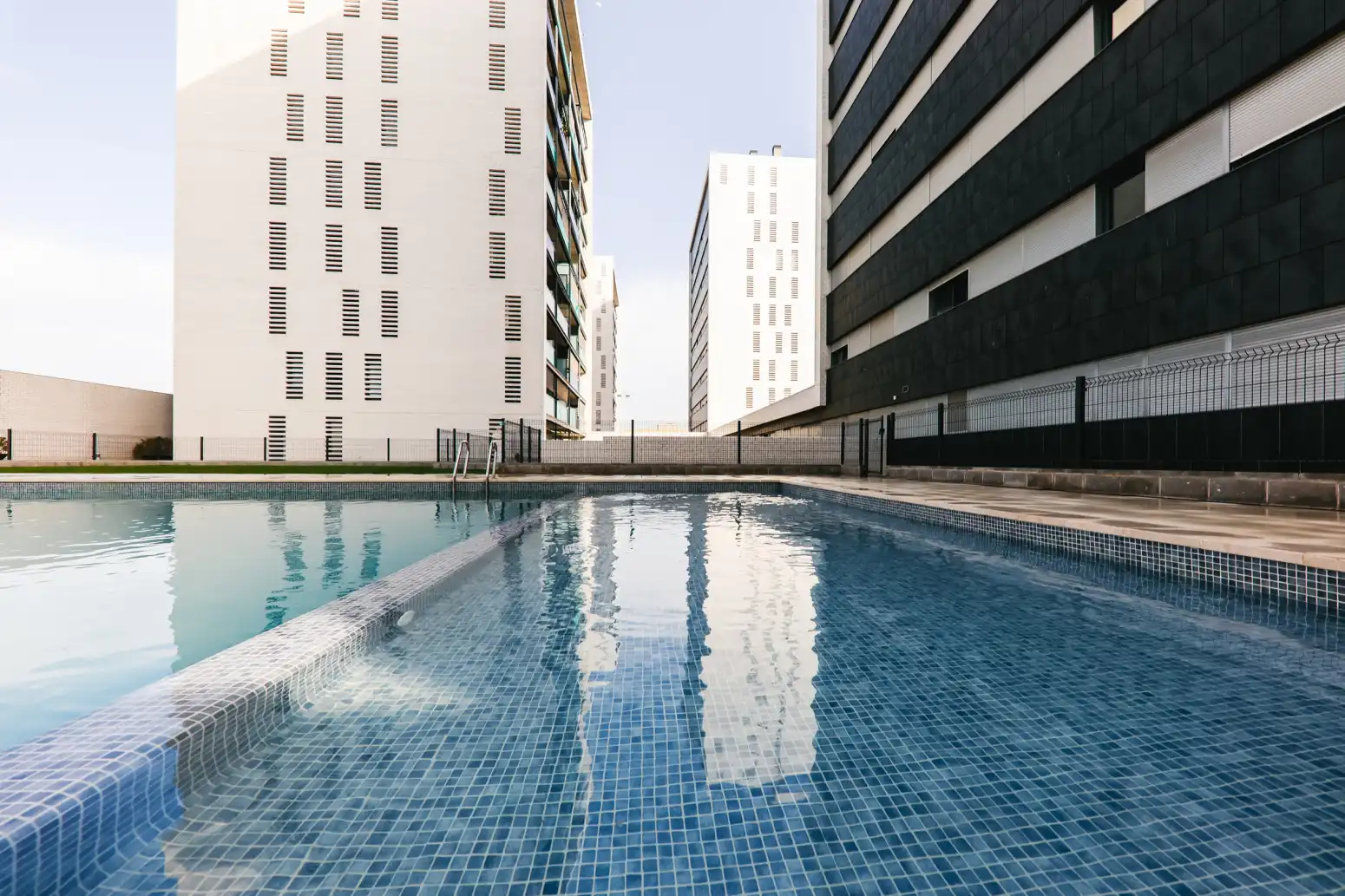 Piscina de Piso en venta en Viladecans con Aire acondicionado, Calefacción y Jardín privado