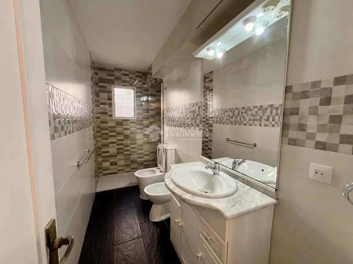 Bathroom of Flat for sale in Moratalaz