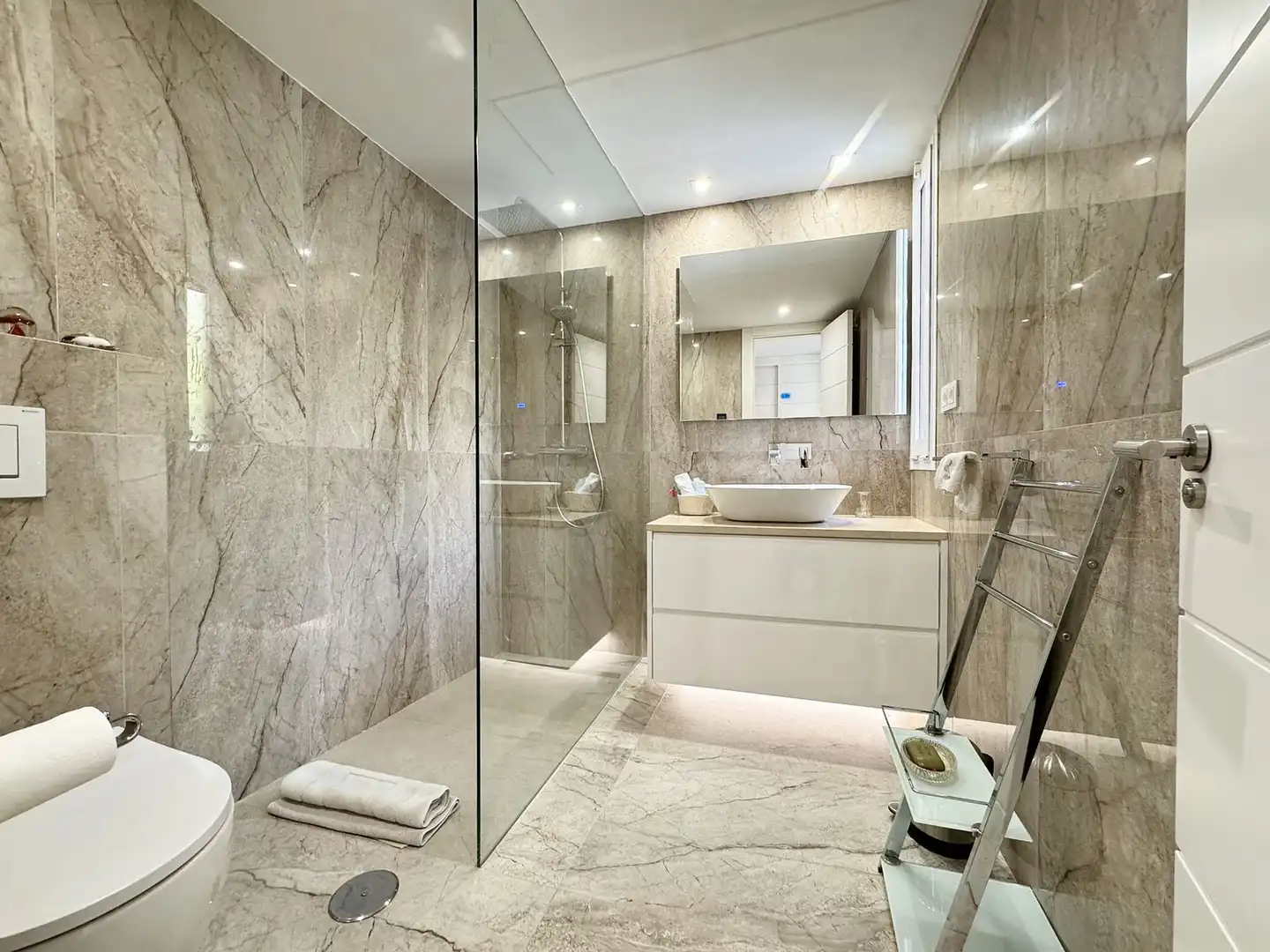 Bathroom of Flat for sale in Benahavís  with Air Conditioner, Terrace and Furnished