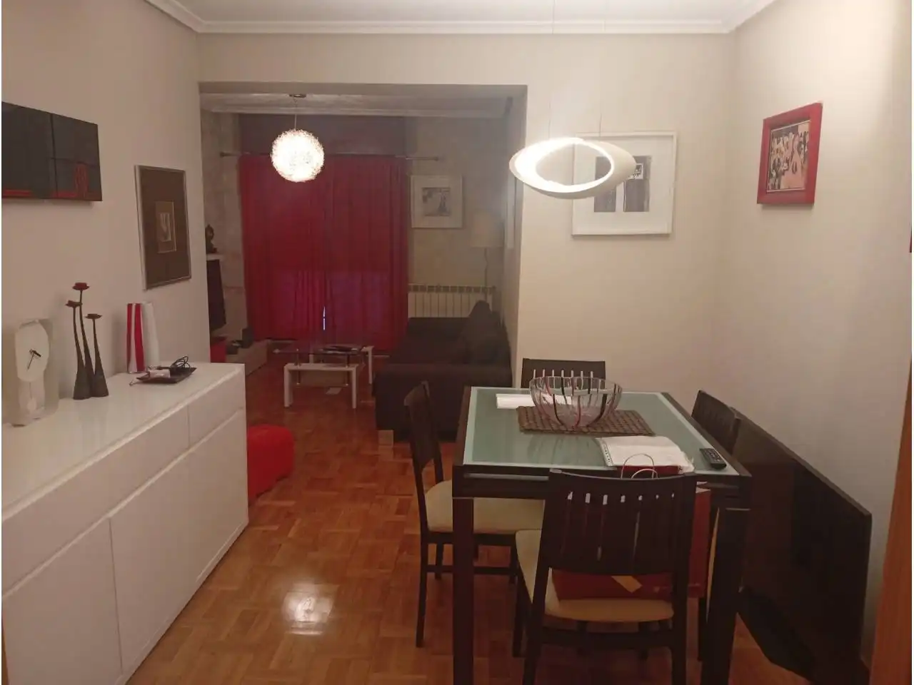 Menjador de Pis en venda en Oviedo  amb Calefacció, Parquet i Moblat