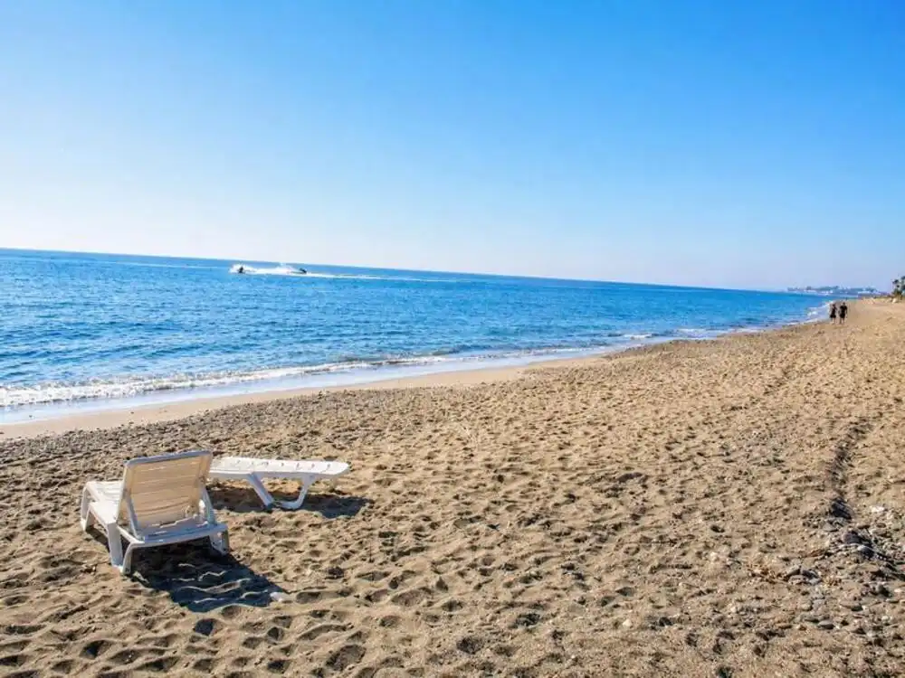 Vista exterior de Apartament de lloguer en Estepona amb Aire condicionat, Terrassa i Piscina