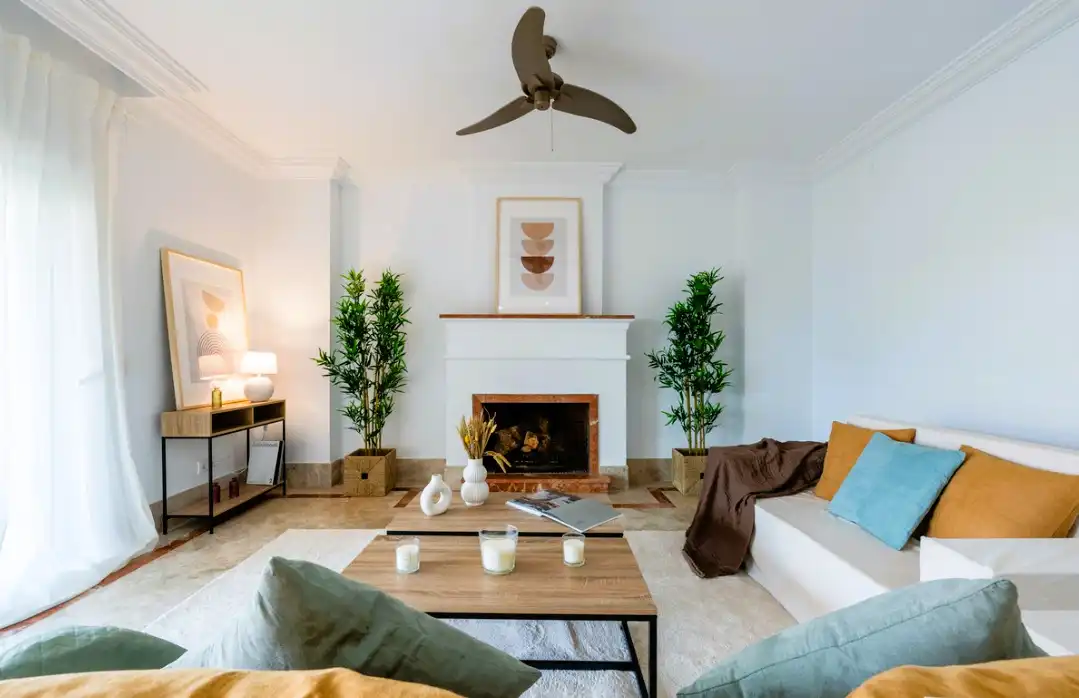 Sala d'estar de Casa adosada en venda en Marbella amb Aire condicionat, Jardí privat i Terrassa