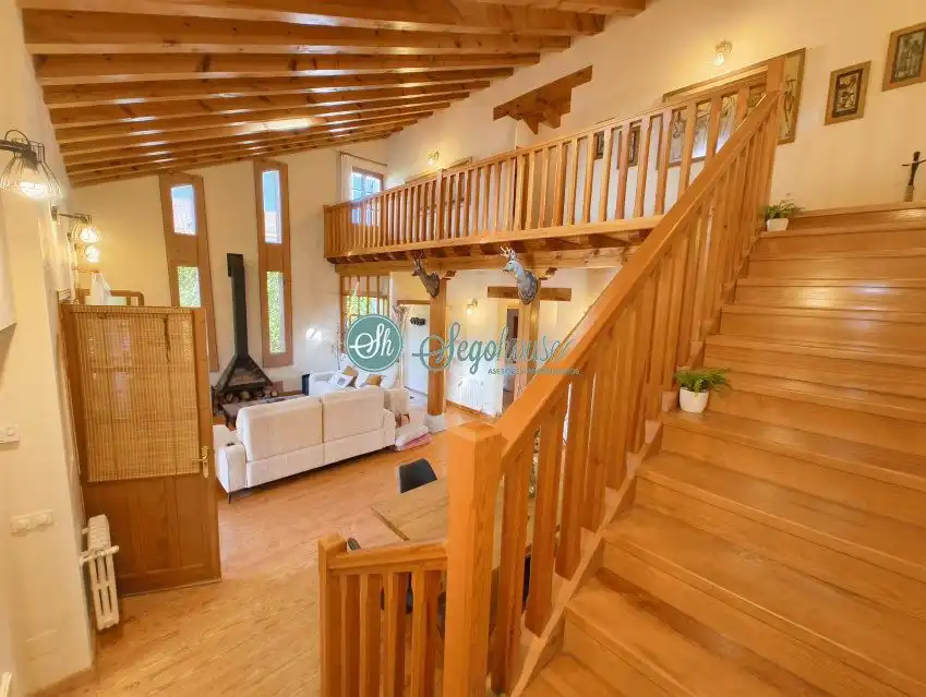 Casa o chalet en venta en Palazuelos de Eresma con Calefacción, Terraza y Amueblado