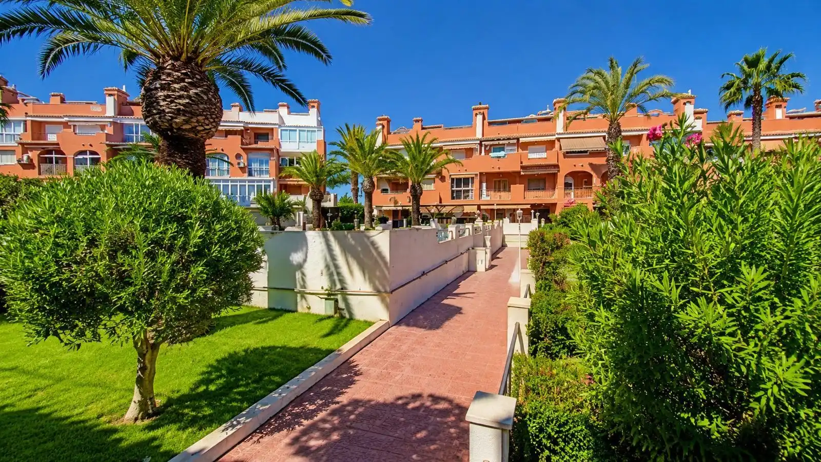 Außenansicht von Erdgeschoss zur Miete in Torrevieja mit Klimaanlage, Heizung und Terrasse