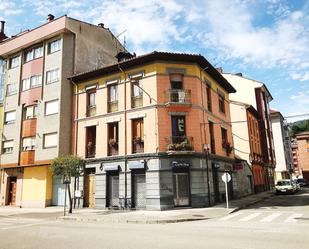 Vista exterior de Pis en venda en San Martín del Rey Aurelio amb Calefacció, Traster i Piscina