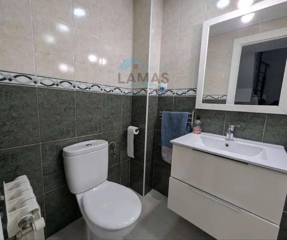 Badezimmer von Einfamilien-Reihenhaus zum Verkauf in Navalmoral de la Mata mit Klimaanlage, Heizung und Terrasse
