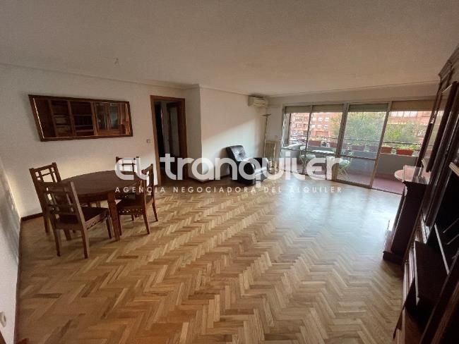 Sala d'estar de Pis de lloguer en  Madrid Capital amb Aire condicionat, Parquet i Moblat
