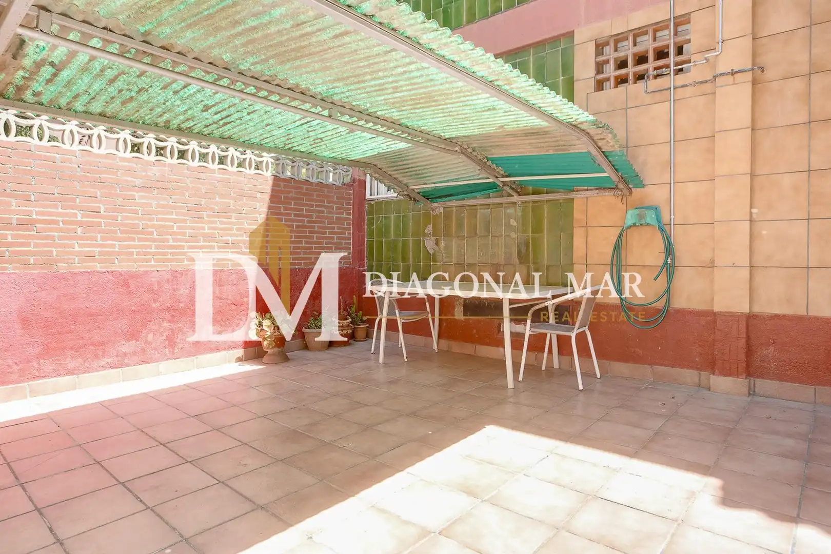 Terrasse von Einfamilien-Reihenhaus zum Verkauf in Barcelona mit Terrasse