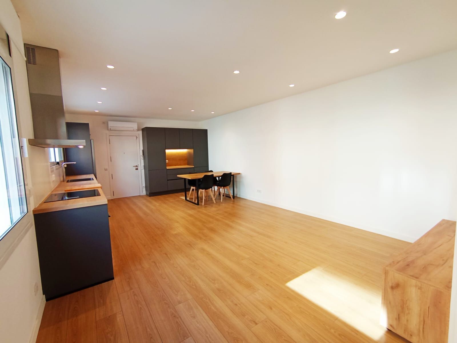 Sala d'estar de Estudi de lloguer en Terrassa amb Aire condicionat, Calefacció i Moblat