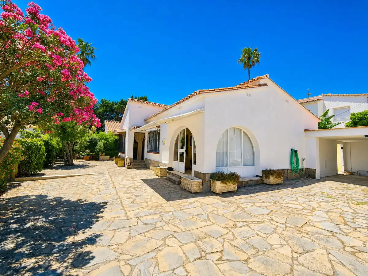 Casa con jardín en venta en La Duquesa