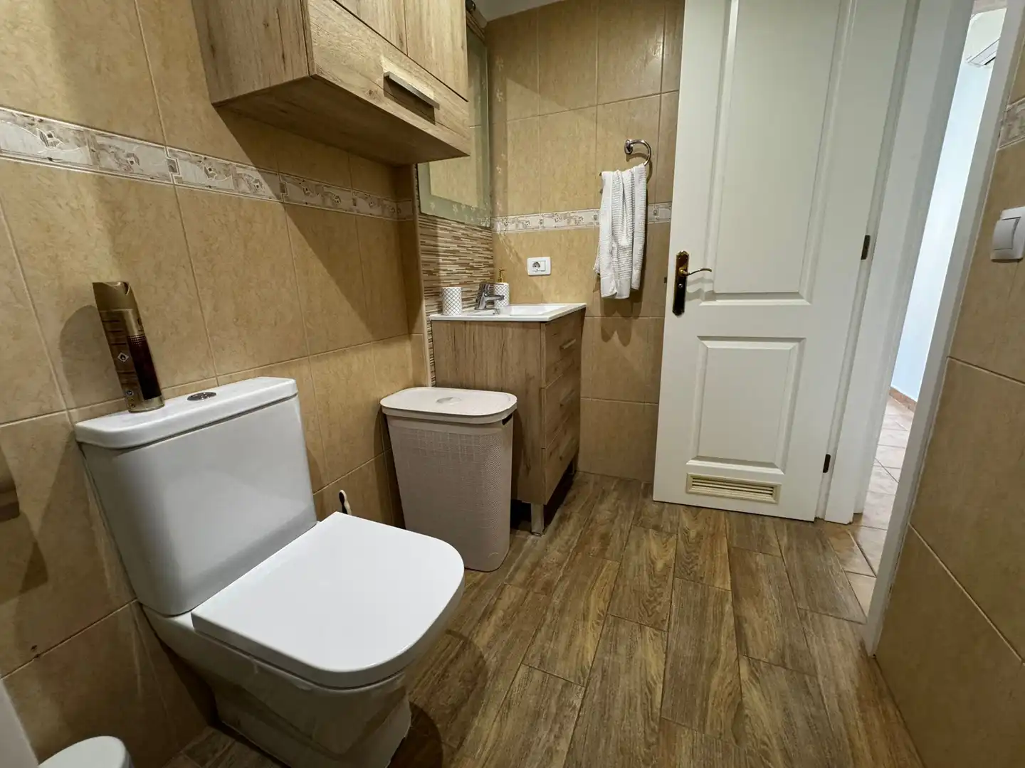 Baño de Piso en venta en Guía de Isora con Aire acondicionado, Trastero y Amueblado