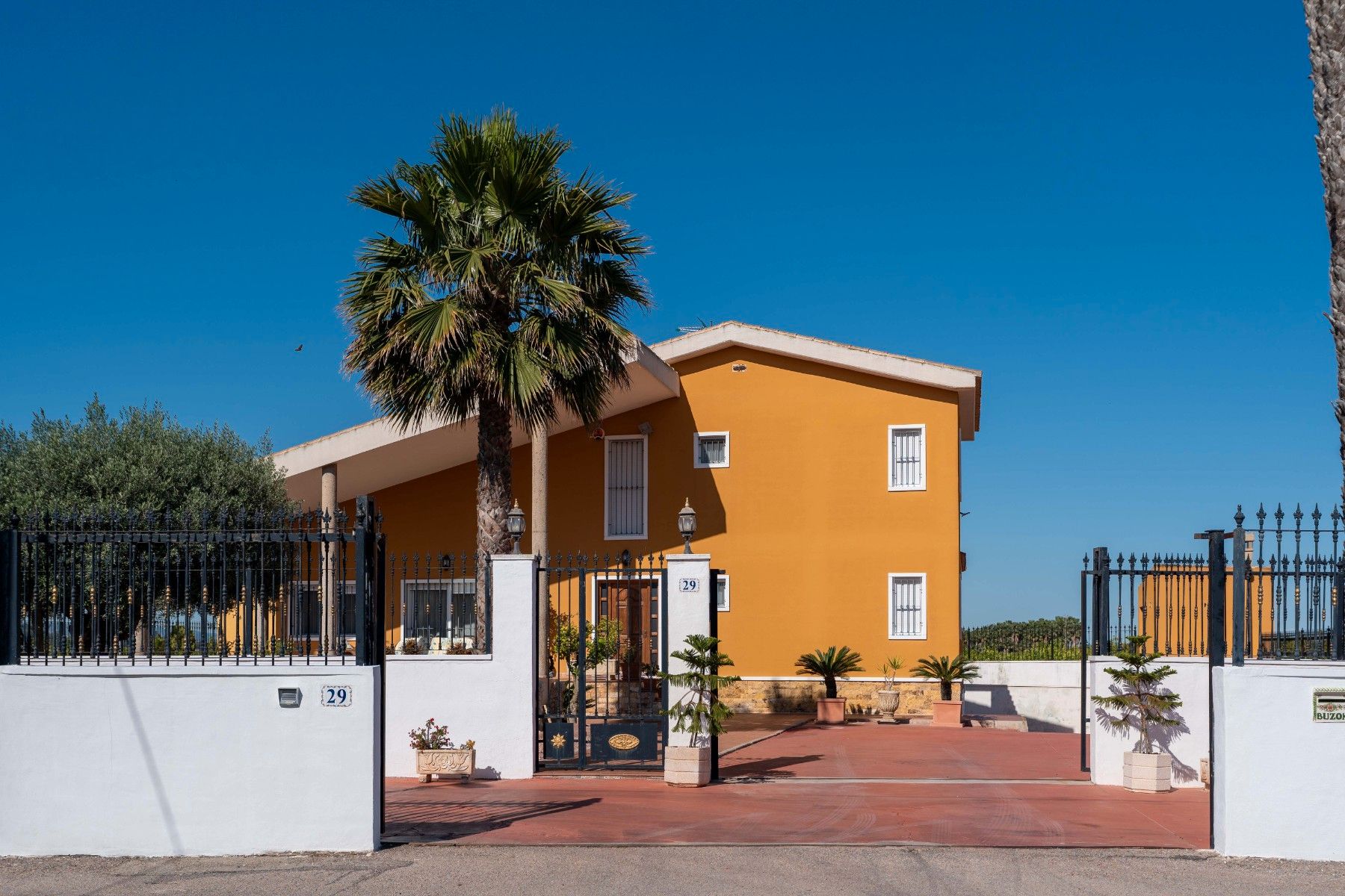Vista exterior de Casa o xalet en venda en Orihuela amb Aire condicionat, Calefacció i Jardí privat