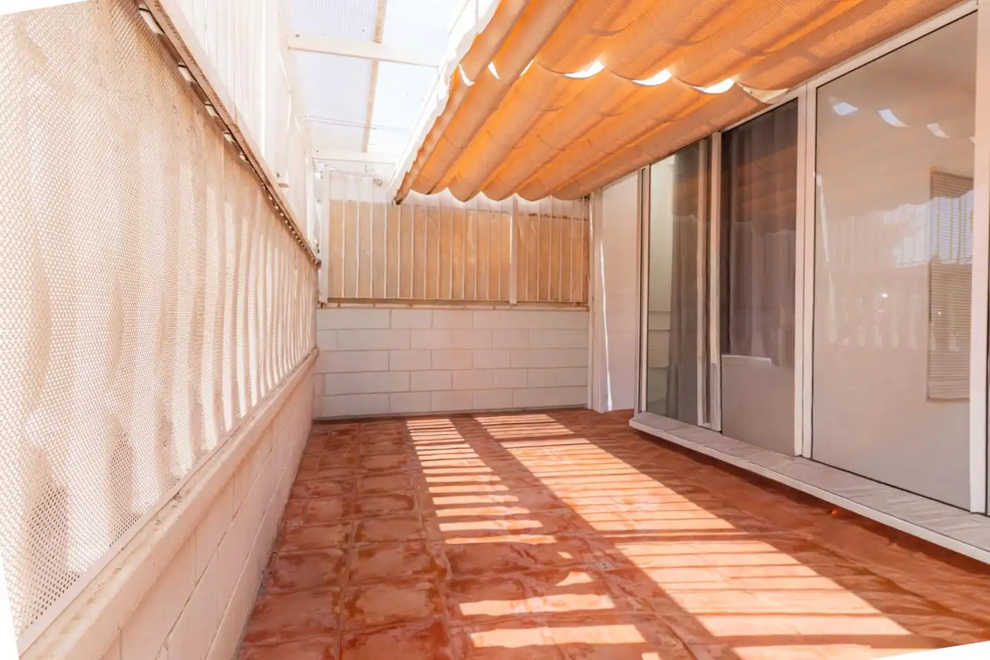 Terrasse von Einfamilien-Reihenhaus zum Verkauf in Santa Pola mit Klimaanlage, Privatgarten und Terrasse