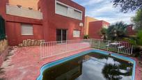 Vista exterior de Casa adosada en venda en Chiva amb Terrassa i Piscina