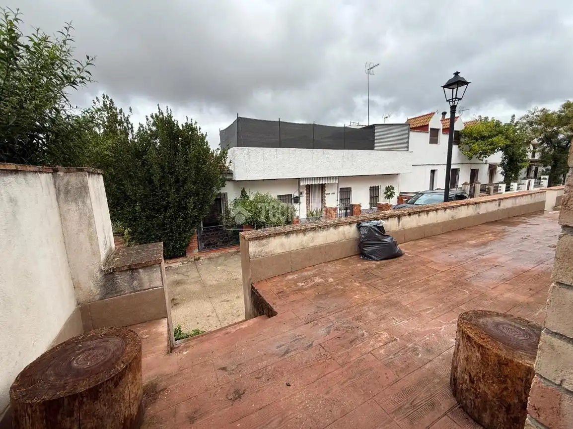 Außenansicht von Country house zum Verkauf in Baños de la Encina mit Heizung und Privatgarten