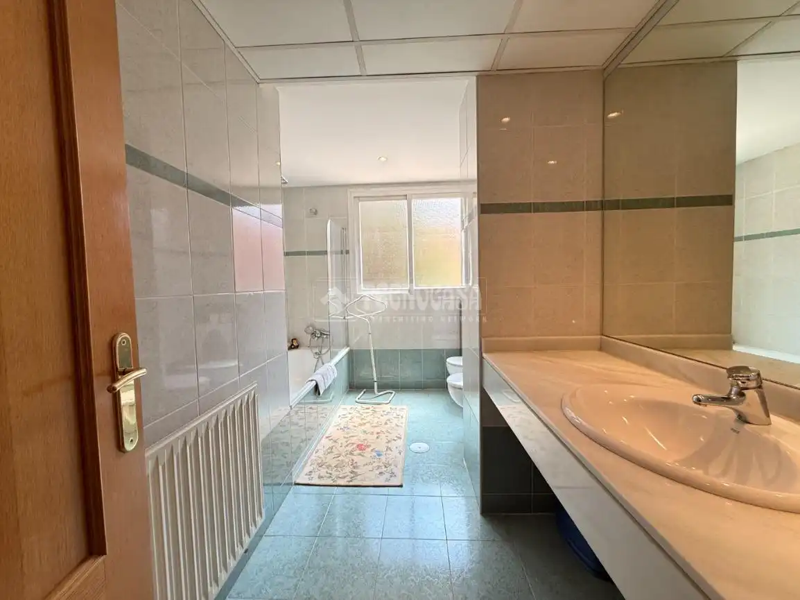Bathroom of Flat for sale in Madrid  with Heating, Private garden and Parquet flooring