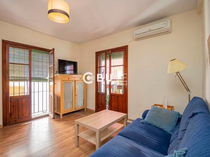 Living room of Flat for sale in  Sevilla Capital  with Air Conditioner, Terrace and Furnished