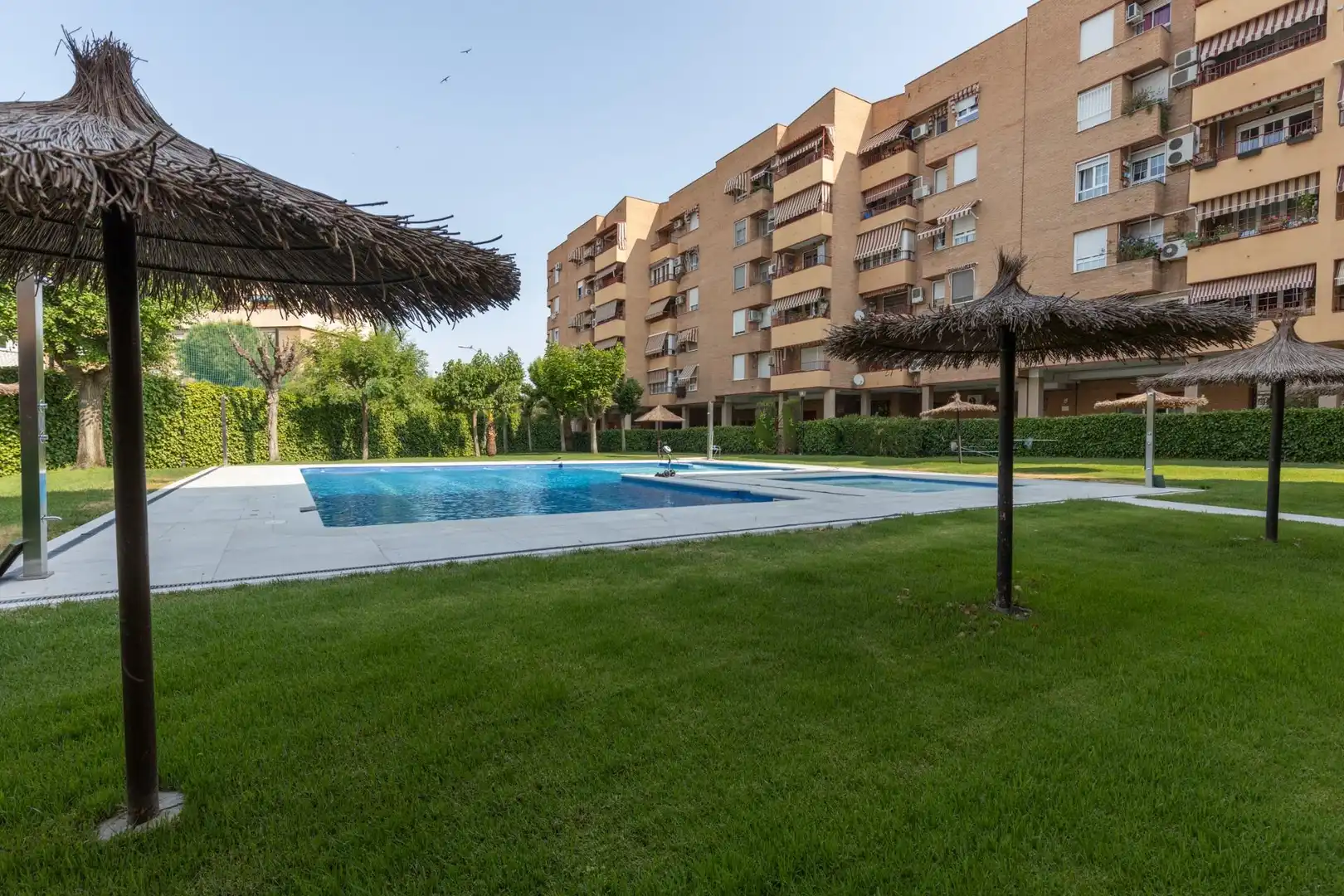 Piscina de Pis en venda en Granada amb Aire condicionat, Balcó i Piscina comunitària