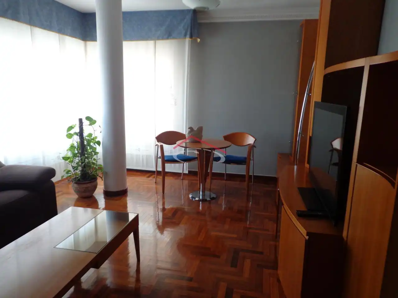 Sala d'estar de Pis de lloguer en León Capital  amb Calefacció, Parquet i Moblat