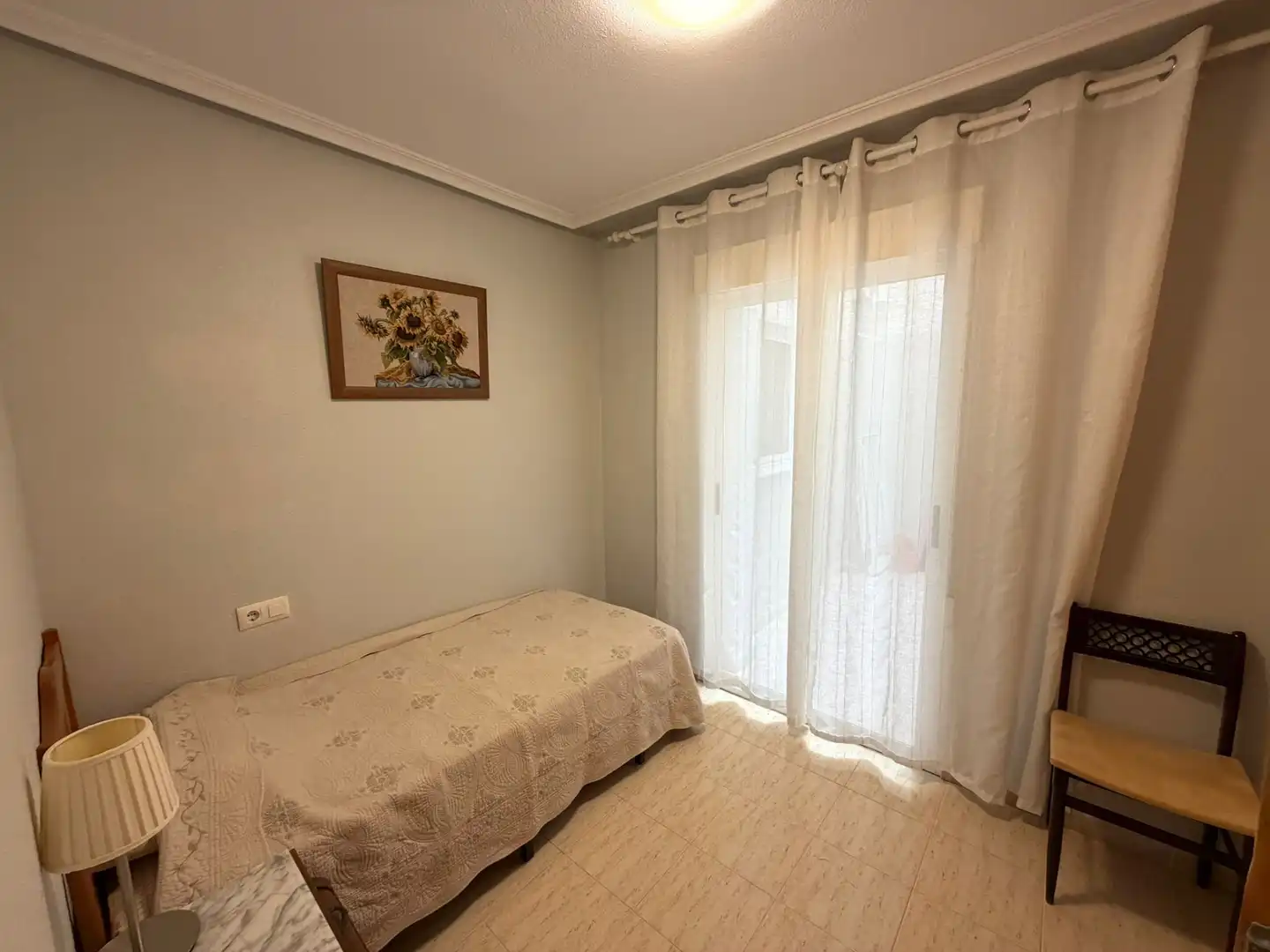 Dormitori de Pis de lloguer en Torrevieja amb Aire condicionat, Terrassa i Moblat