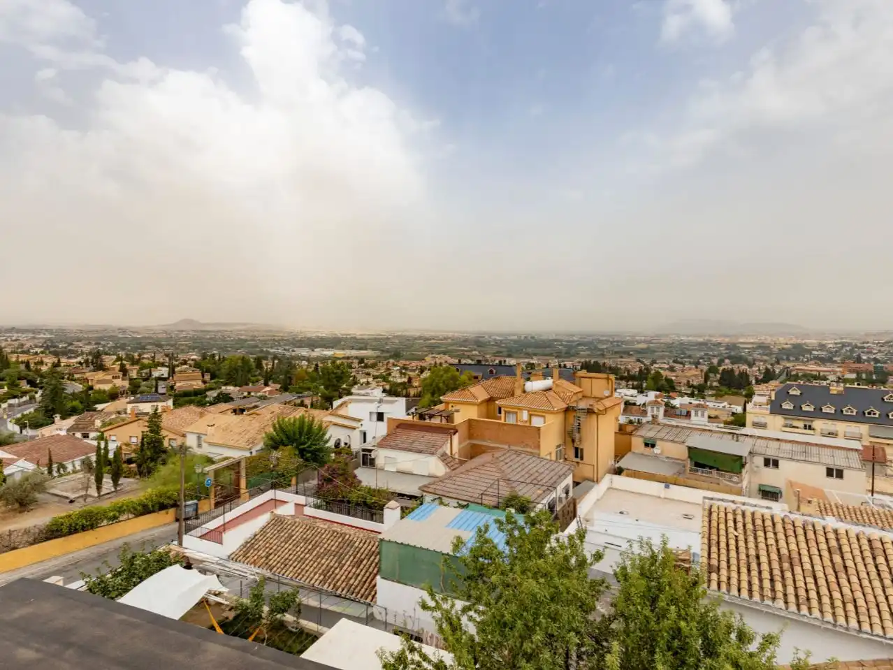 Vista exterior de Casa o xalet en venda en Cájar amb Aire condicionat i Balcó