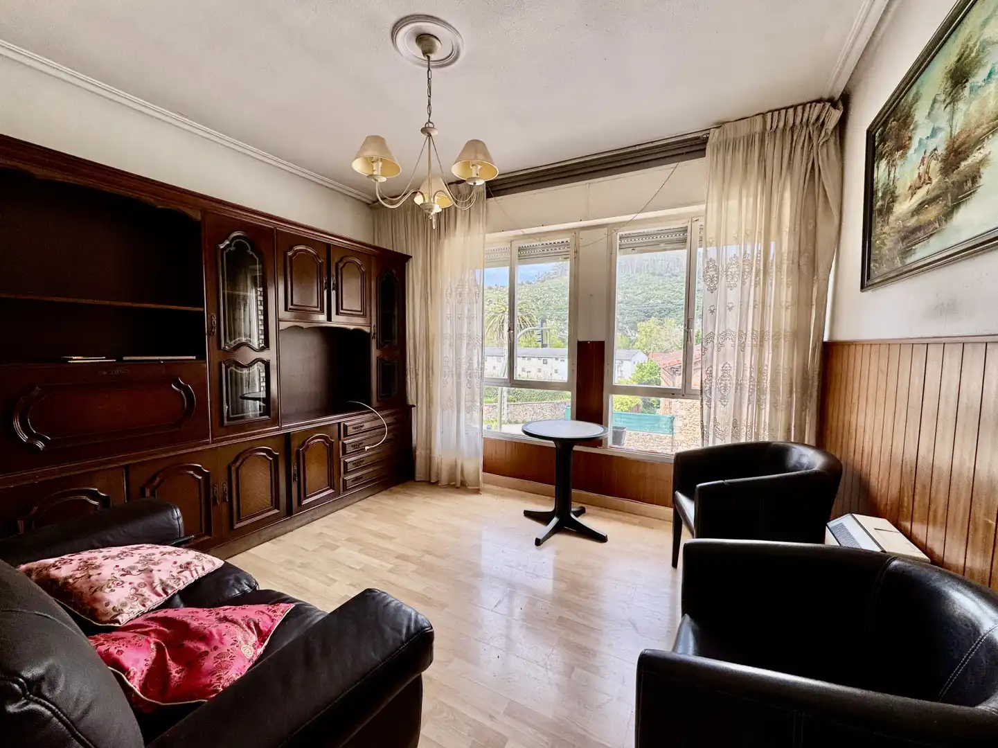 Sala d'estar de Casa o xalet en venda en Medio Cudeyo amb Jardí privat i Parquet