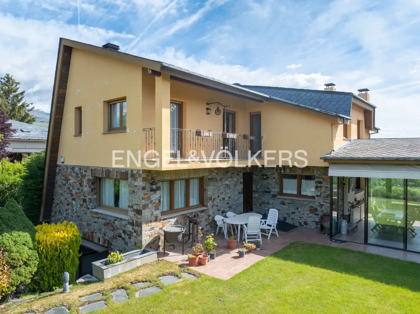 Vista exterior de Casa o xalet en venda en Puigcerdà amb Calefacció, Jardí privat i Parquet