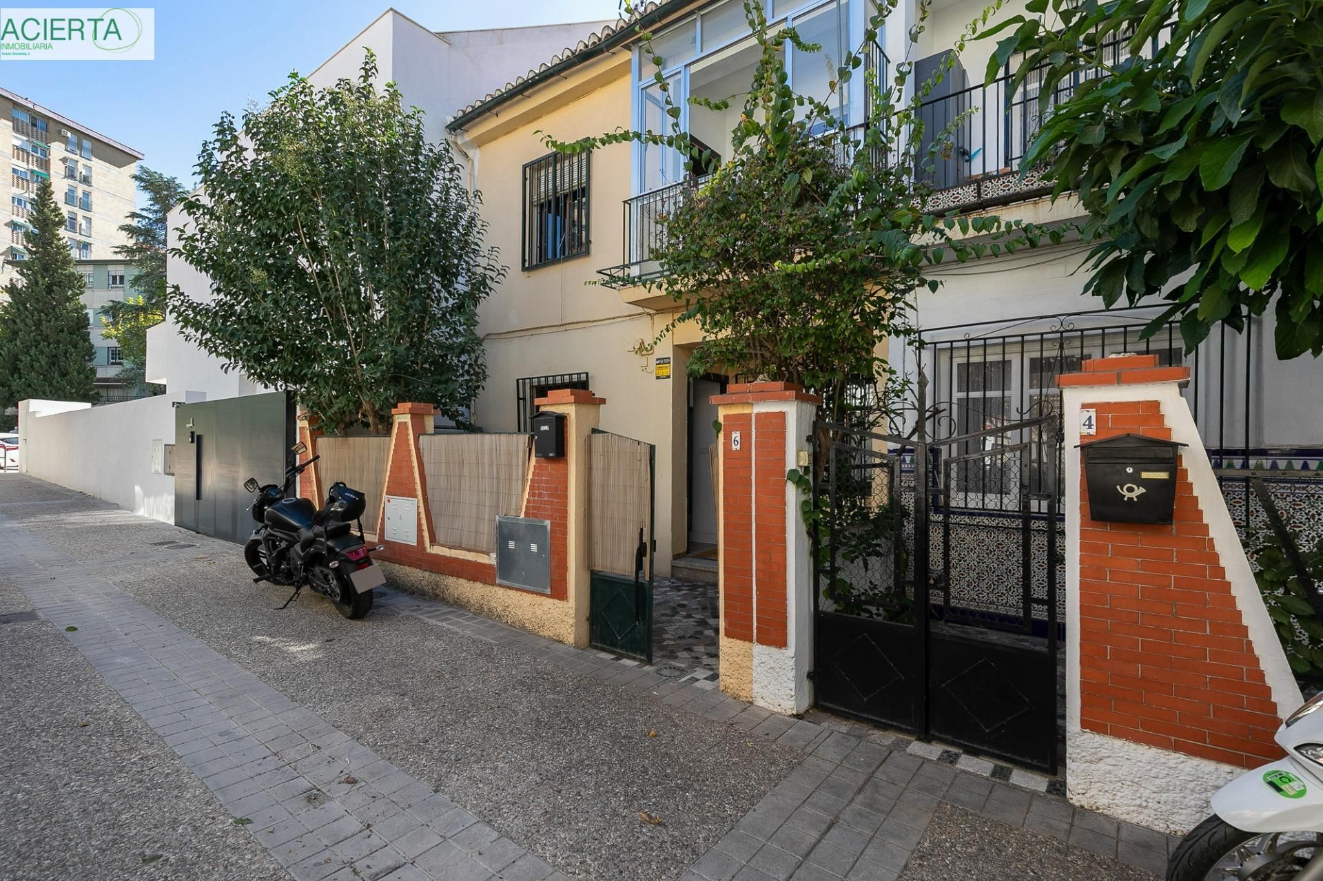 Vista exterior de Casa adosada en venta en  Granada Capital