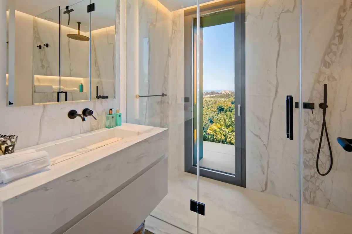 Bathroom of Houses for sale in Marbella  with Private garden, Terrace and Storage room
