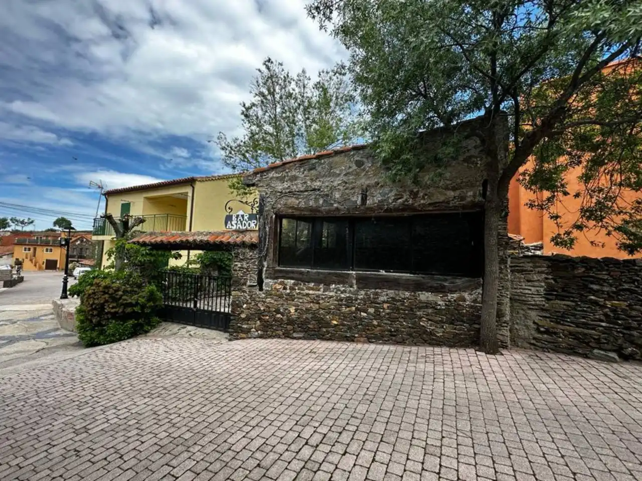 Vista exterior de Local en venta en El Atazar