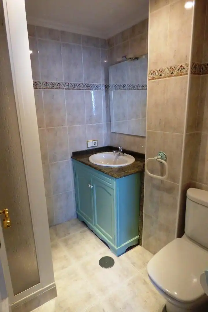 Badezimmer von Wohnung zum Verkauf in Alicante / Alacant mit Klimaanlage, Heizung und Privatgarten
