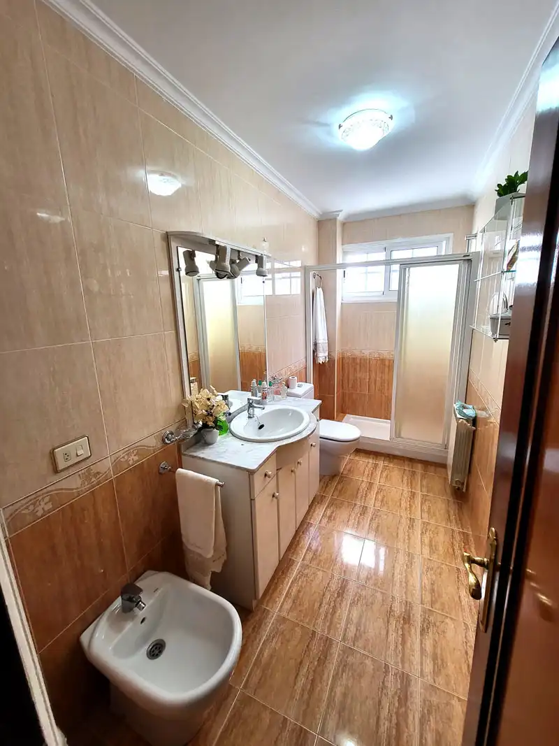 Bathroom of Flat for rent in Vigo   with Heating, Parquet flooring and Terrace