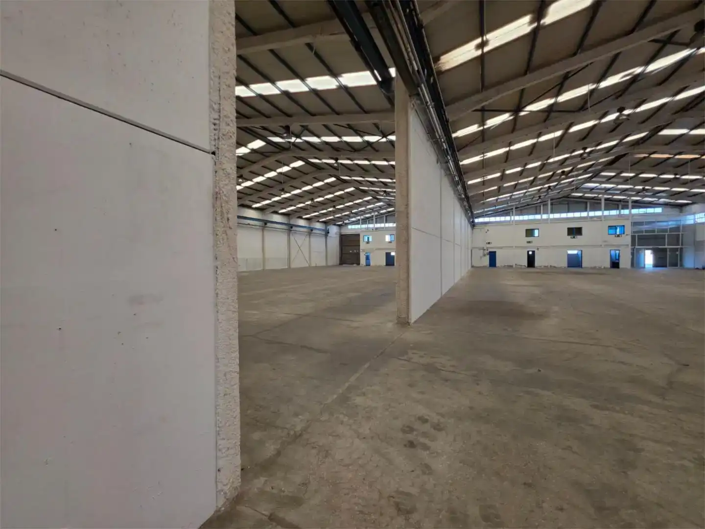 Außenansicht von Fabrikhallen zur Miete in Llanera
