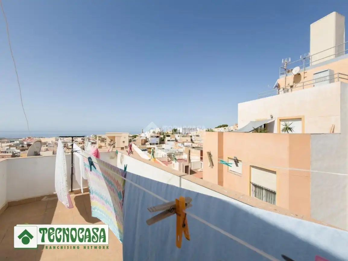Vista exterior de Casa adosada en venda en Adra amb Terrassa