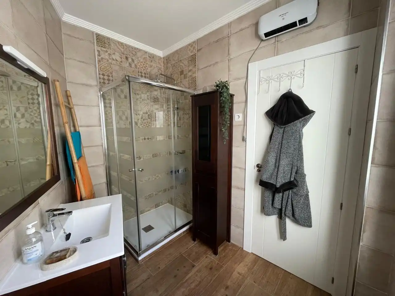 Badezimmer von Dachboden zum Verkauf in Granada mit Klimaanlage, Heizung und Terrasse