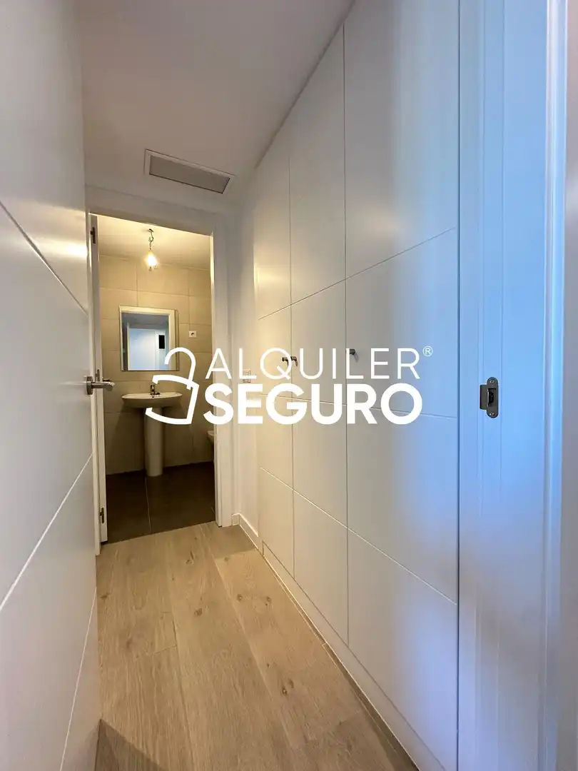 Bathroom of Flat for rent in Madrid  with Air Conditioner, Heating and Storage room