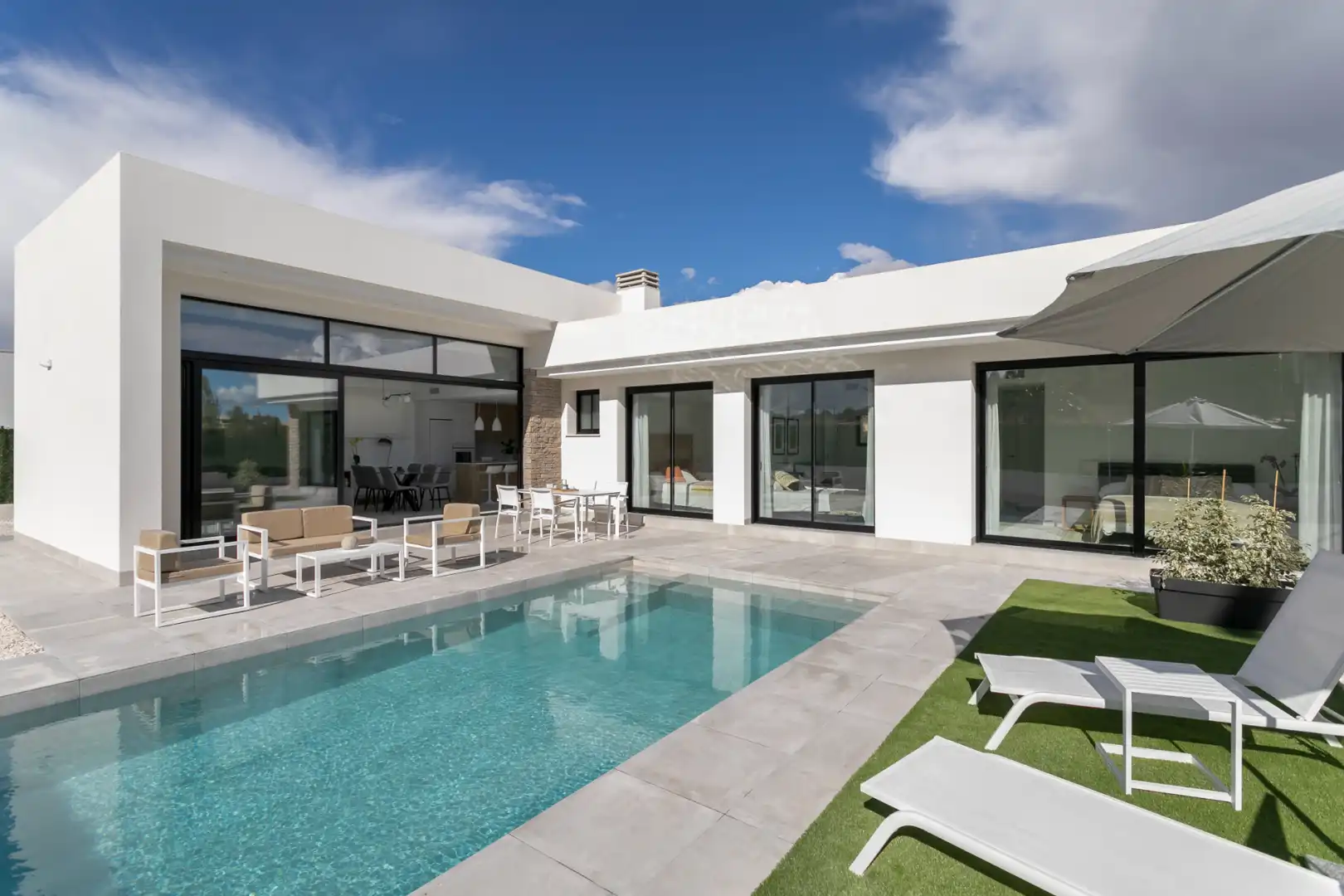 Chalet con piscina en venta en Calle Urba Coto Riñales 270, imagen 2