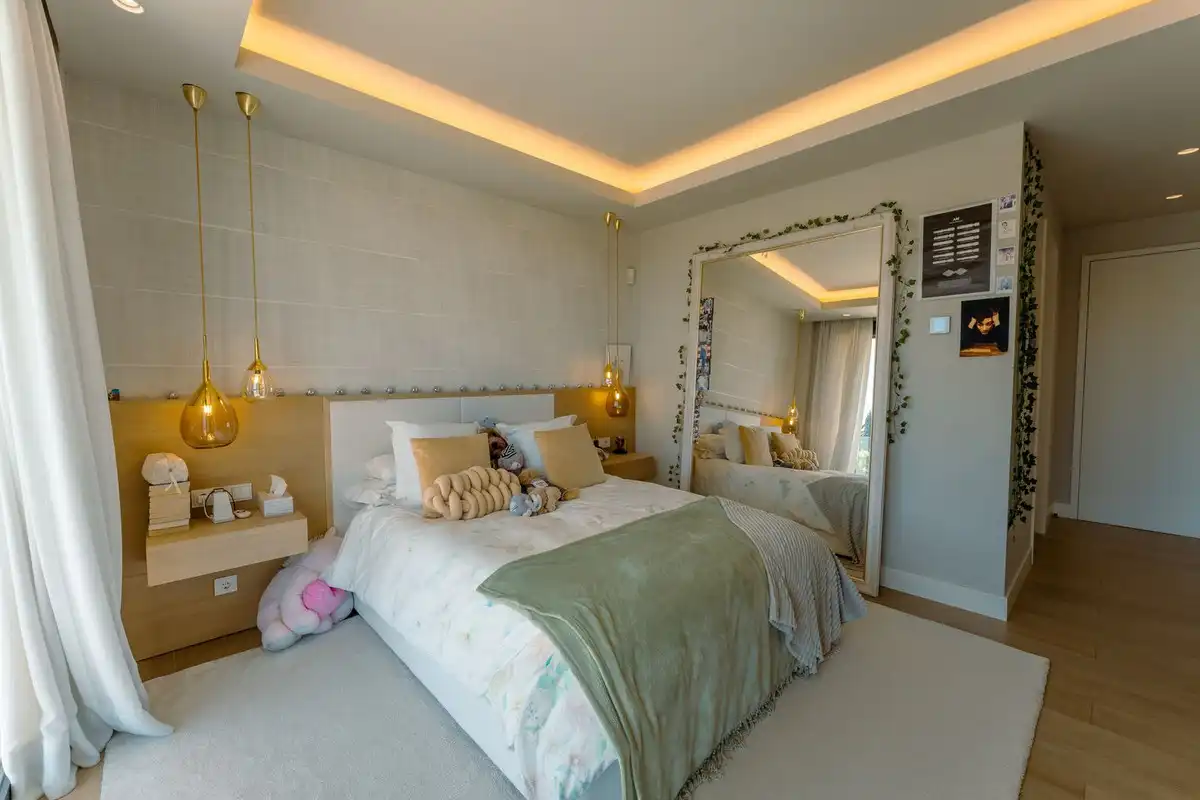 Dormitori de Casa o xalet de lloguer en Estepona amb Jardí privat, Piscina i Alarma