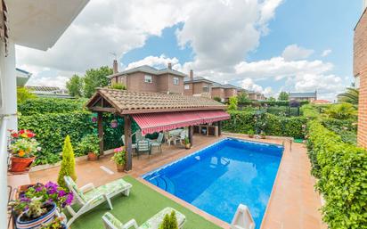 Piscina de Casa o xalet en venda en Sevilla la Nueva amb Terrassa i Piscina