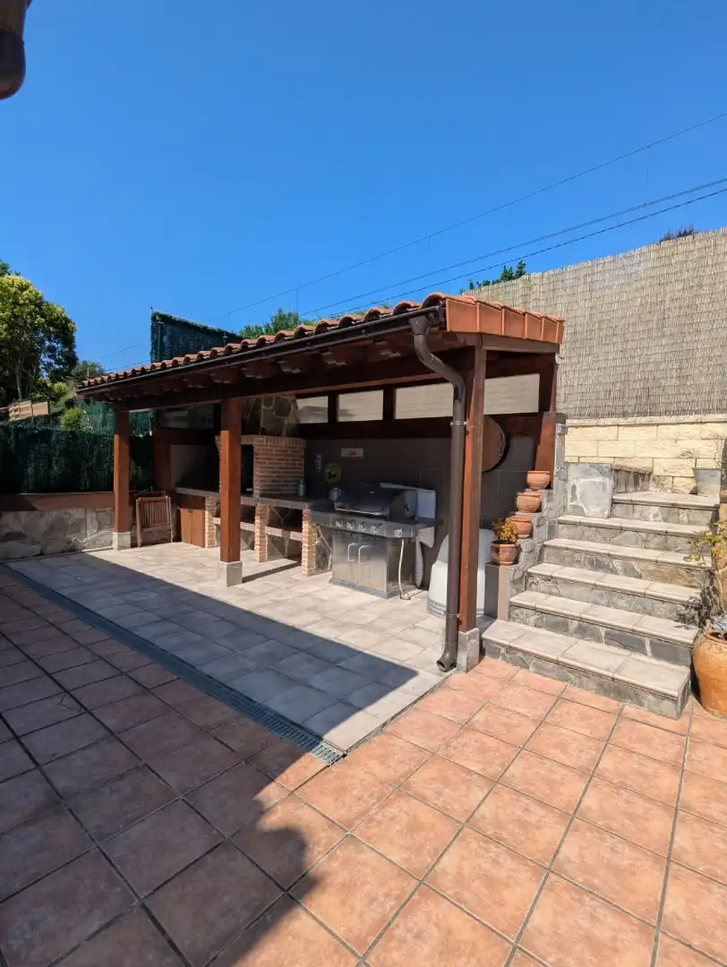 Terrasse von Einfamilien-Reihenhaus zum Verkauf in Amorebieta-Etxano mit Privatgarten, Terrasse und Balkon