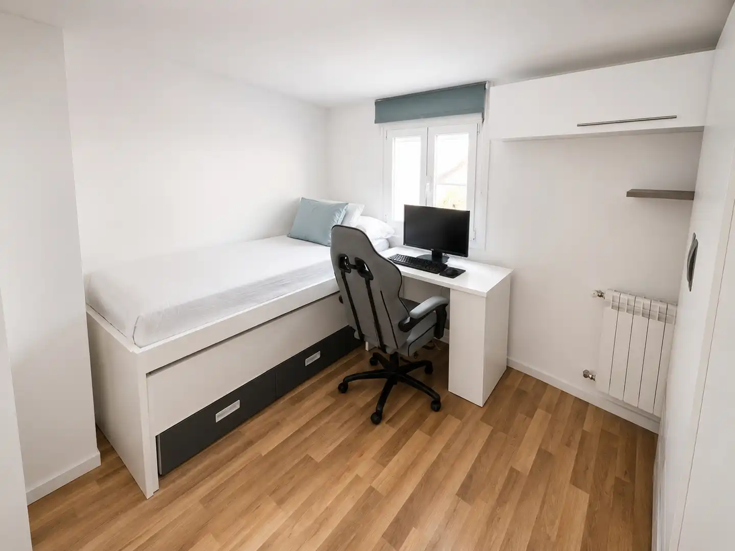 Habitación de Dúplex en venta en Madrid con Aire acondicionado, Calefacción y Jardín privado