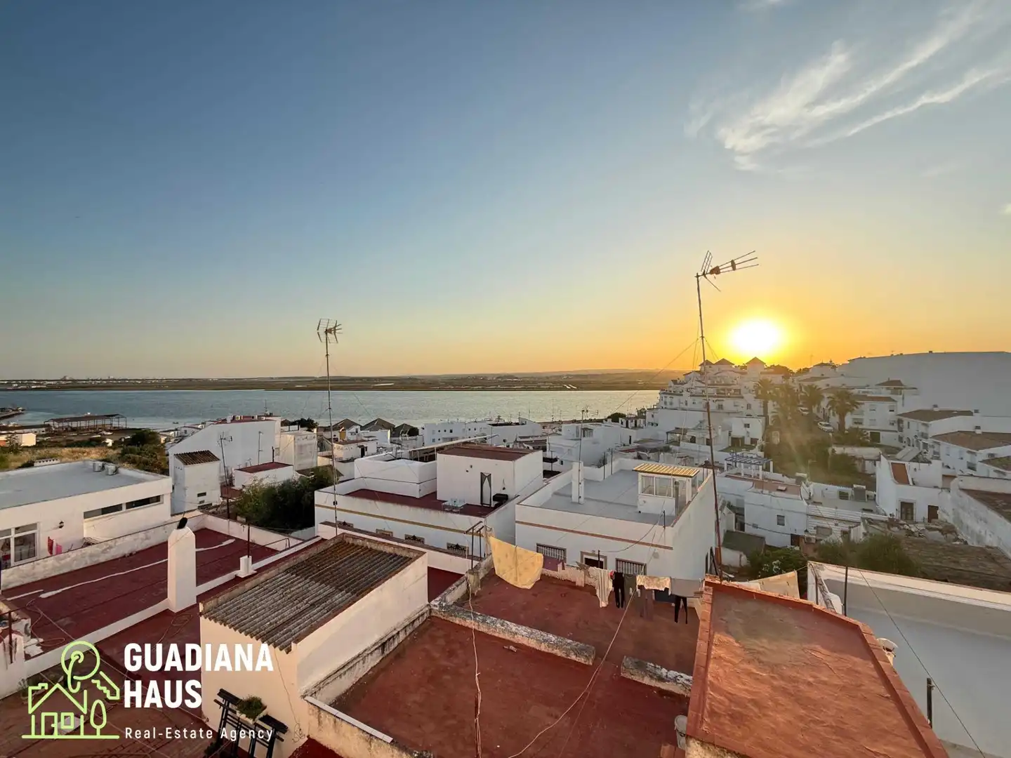 Vista exterior de Casa adosada en venda en Ayamonte amb Aire condicionat, Calefacció i Terrassa