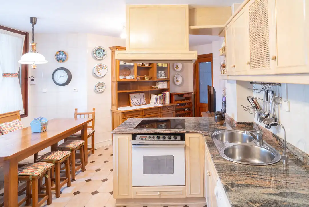 Cocina de Piso en venta en Cabezón de la Sal con Calefacción y Balcón
