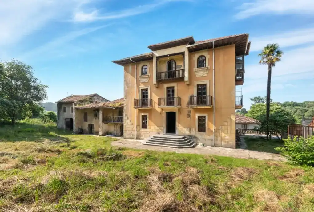 Vista exterior de Casa o xalet en venda en Llanes amb Jardí privat, Terrassa i Traster