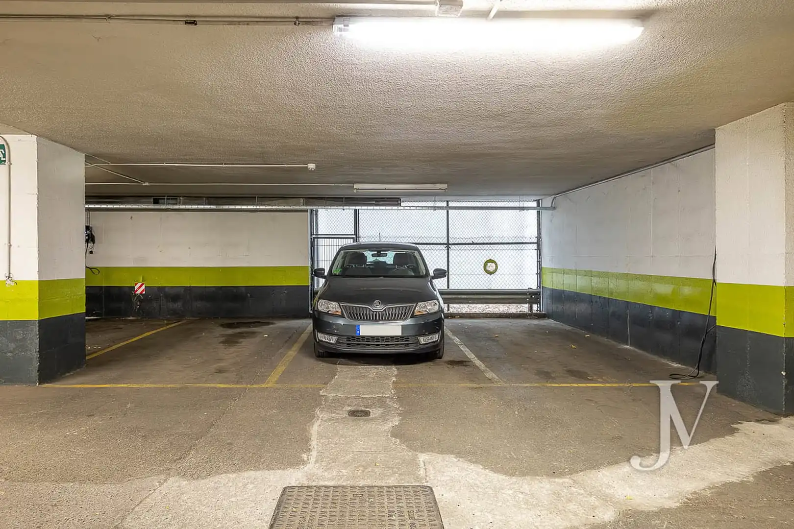 Parking de Piso en venta en Madrid con Calefacción, Terraza y Piscina comunitaria