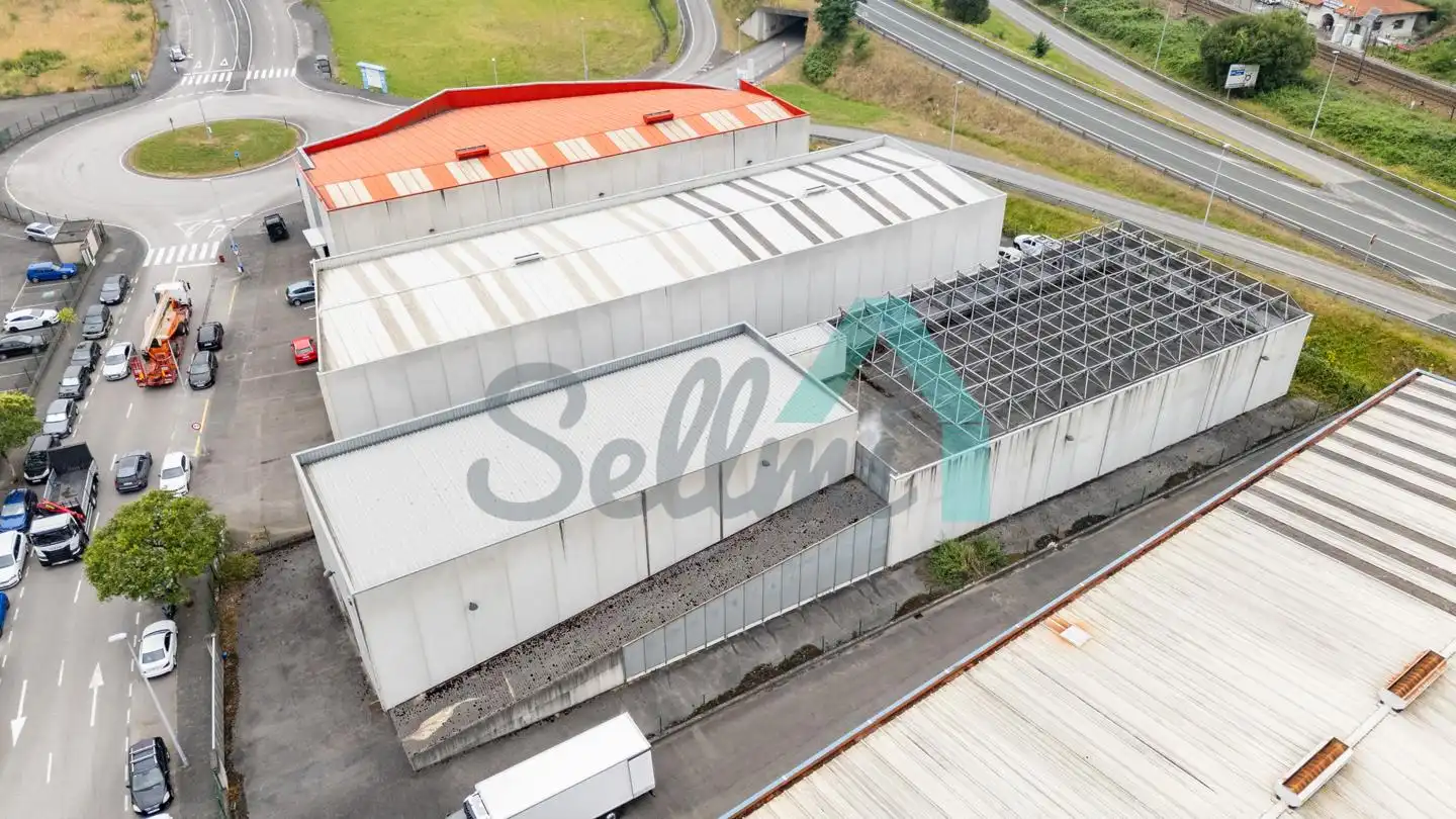 Vista exterior de Nave industrial en venta en Oviedo 