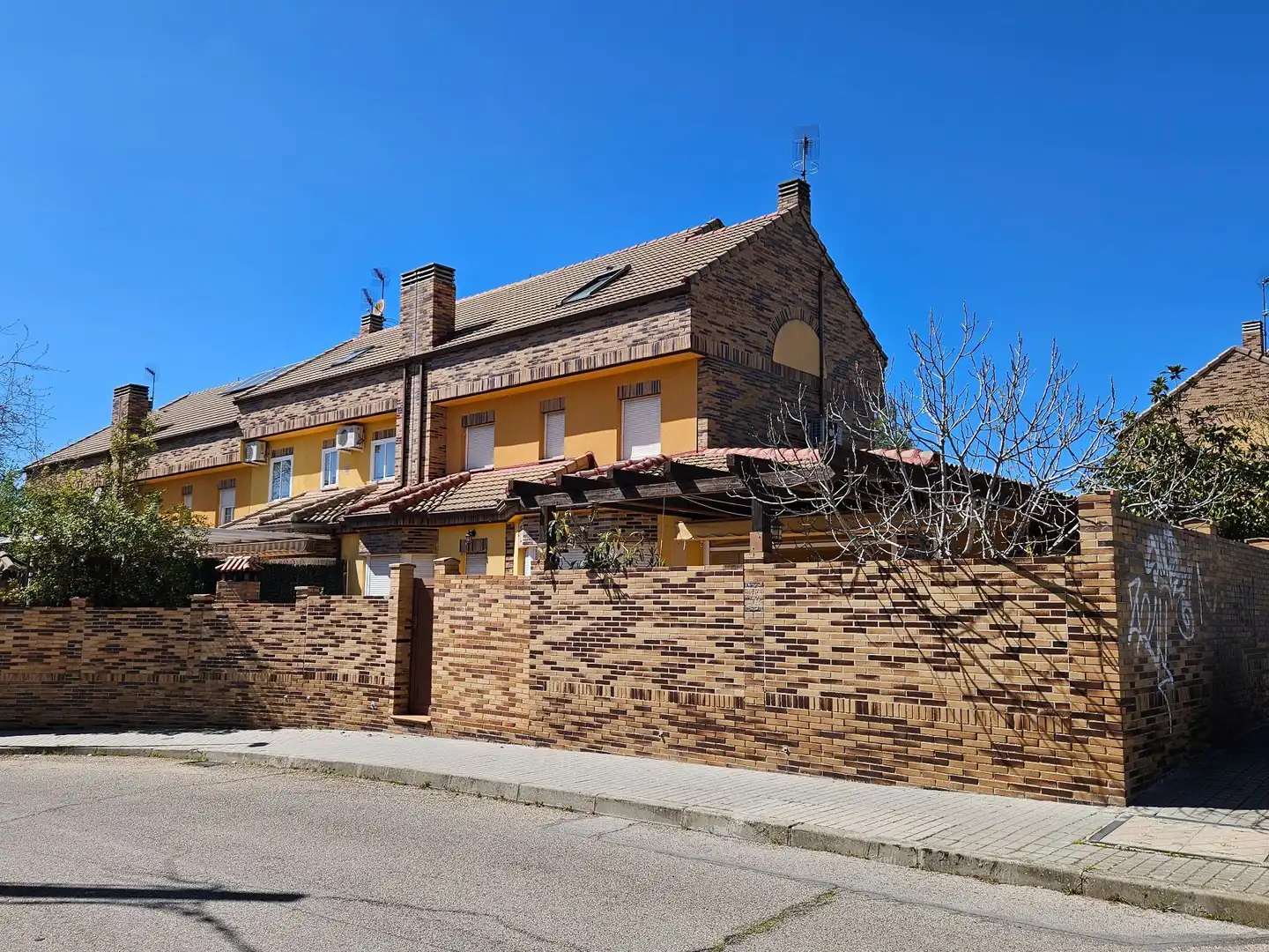 Vista exterior de Casa o xalet de lloguer en Valdemorillo amb Aire condicionat, Calefacció i Jardí privat