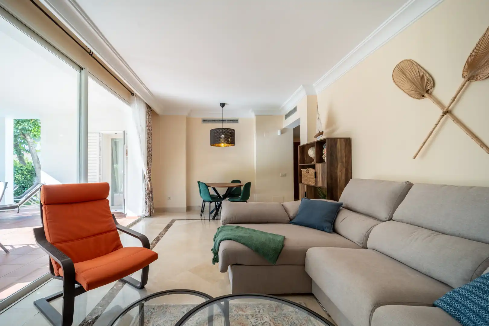 Living room of Ground floor for sale in Estepona  with Air Conditioner, Private garden and Terrace